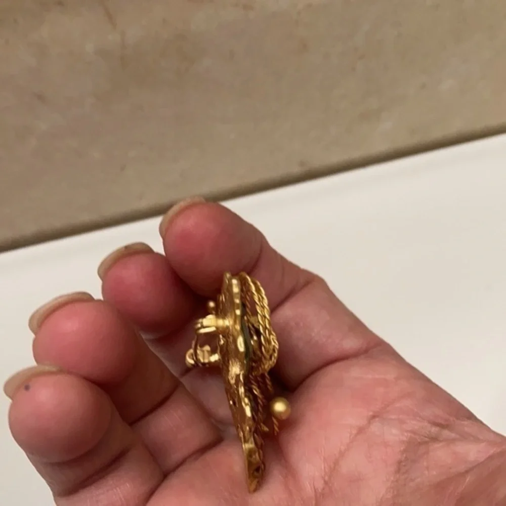 Vintage Kenneth Cole acorn pin